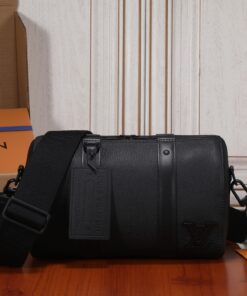 LV高仿黑色圓筒郵差包 男士斜背包 肩背小包