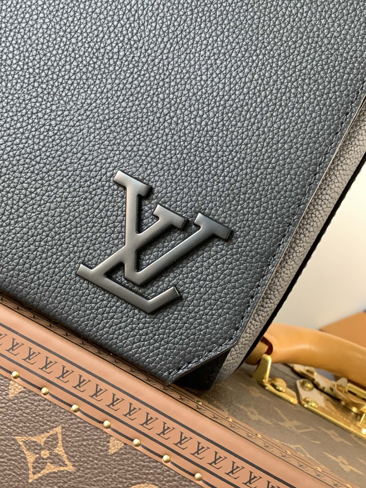 LV高仿黑色郵差包簡約百搭款 男士通勤首選｜歐美奢侈品精品推薦