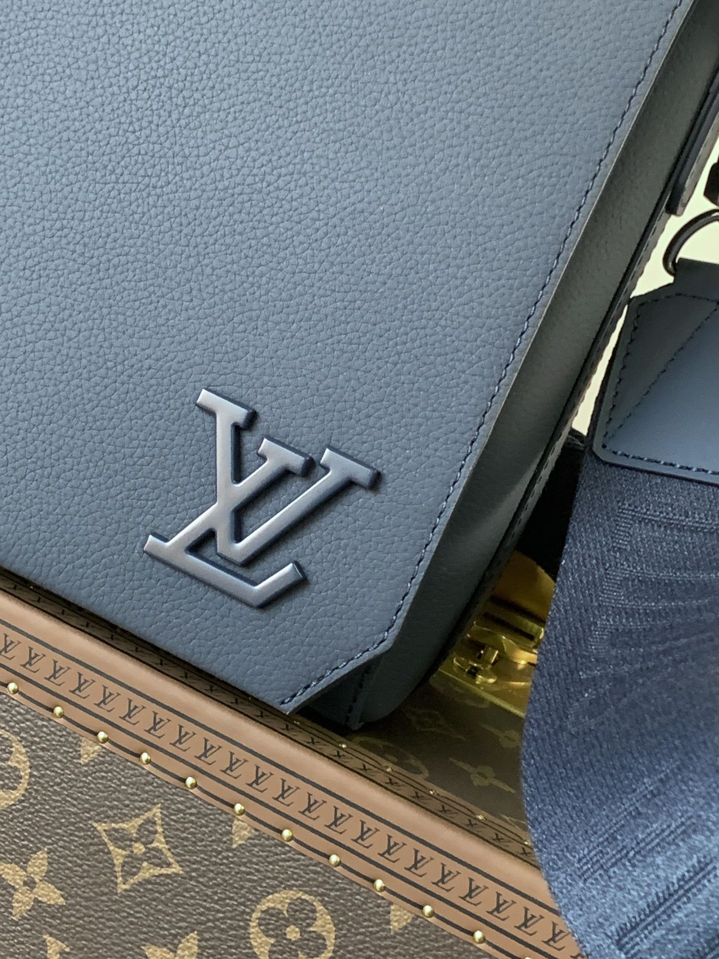 LV藍色高仿郵差包男款 頂級原單一比一斜背包｜歐美奢侈品精品推薦