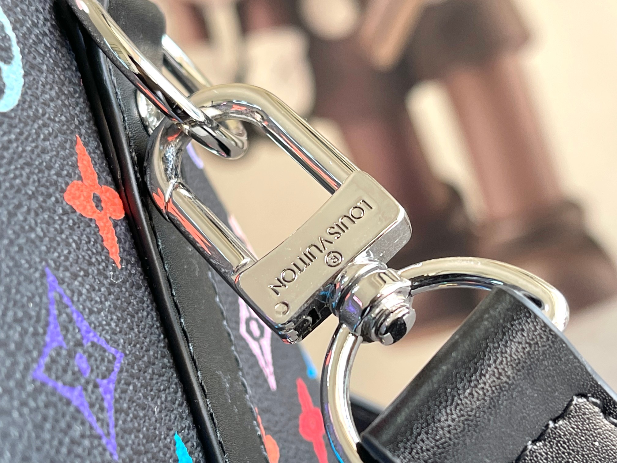 LV多彩Monogram Keepall旅行袋 高仿男用斜背大容量手提包｜歐美奢侈品精品推薦