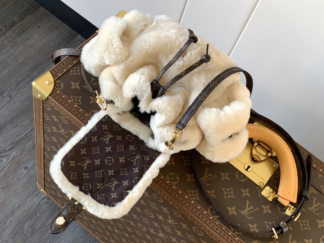 LV羊羔毛迷你後背包 高仿原單Palm Springs Mini 限量秋冬款｜歐美奢侈品精品推薦