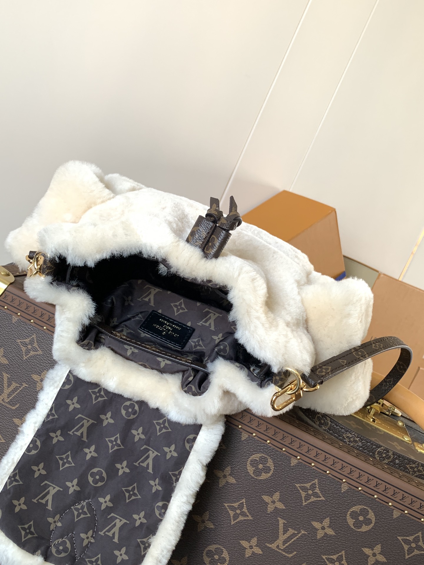 LV羊羔毛迷你後背包 高仿原單Palm Springs Mini 限量秋冬款｜歐美奢侈品精品推薦