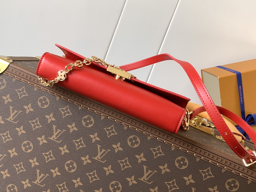 LV紅色手提包 高仿原單小型斜背包 金鍊肩背包 氣質百搭女用款｜歐美奢侈品精品推薦