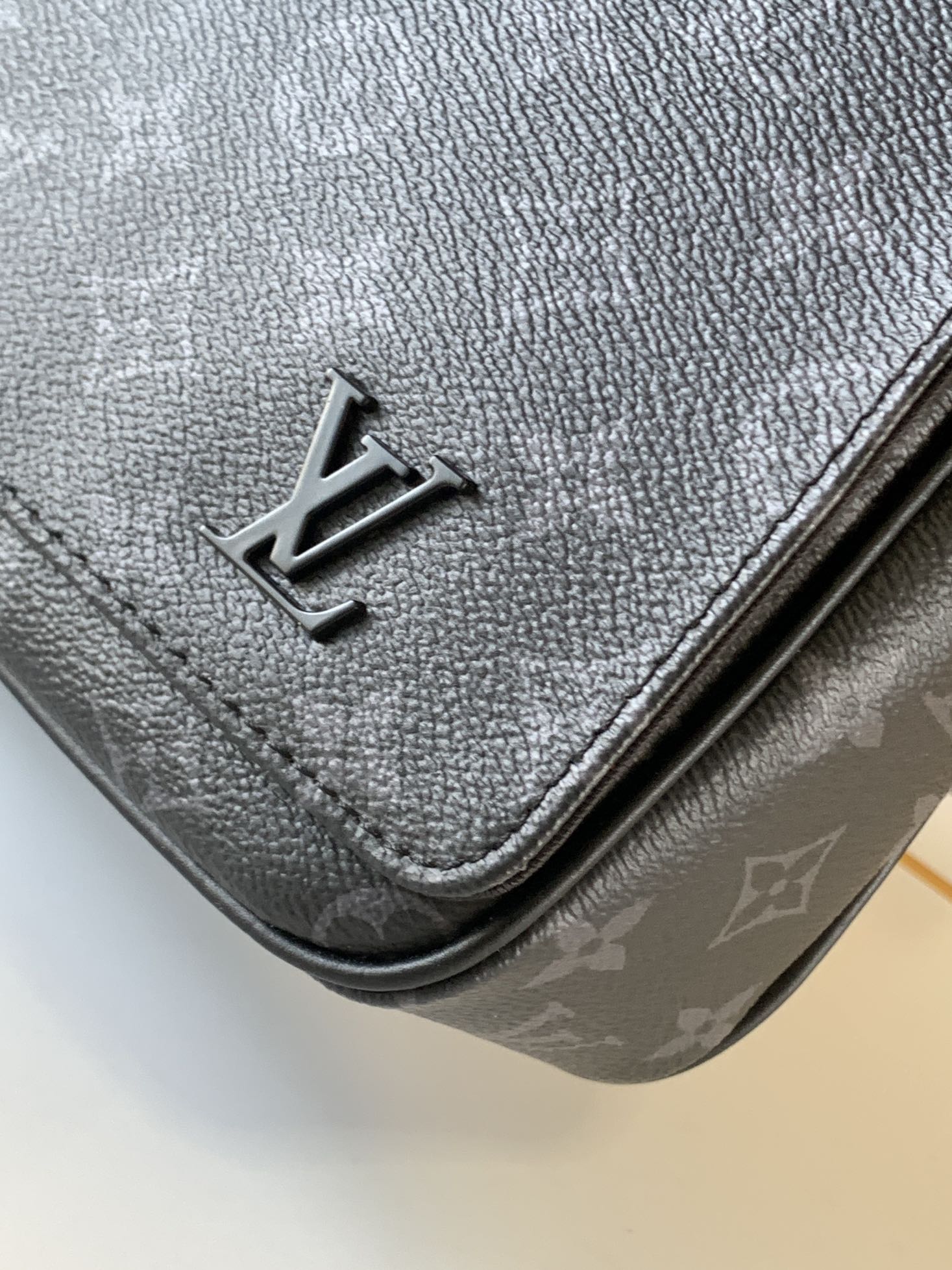 LV郵差包 黑色Monogram高仿斜背包 男士原單復刻款｜歐美奢侈品精品推薦