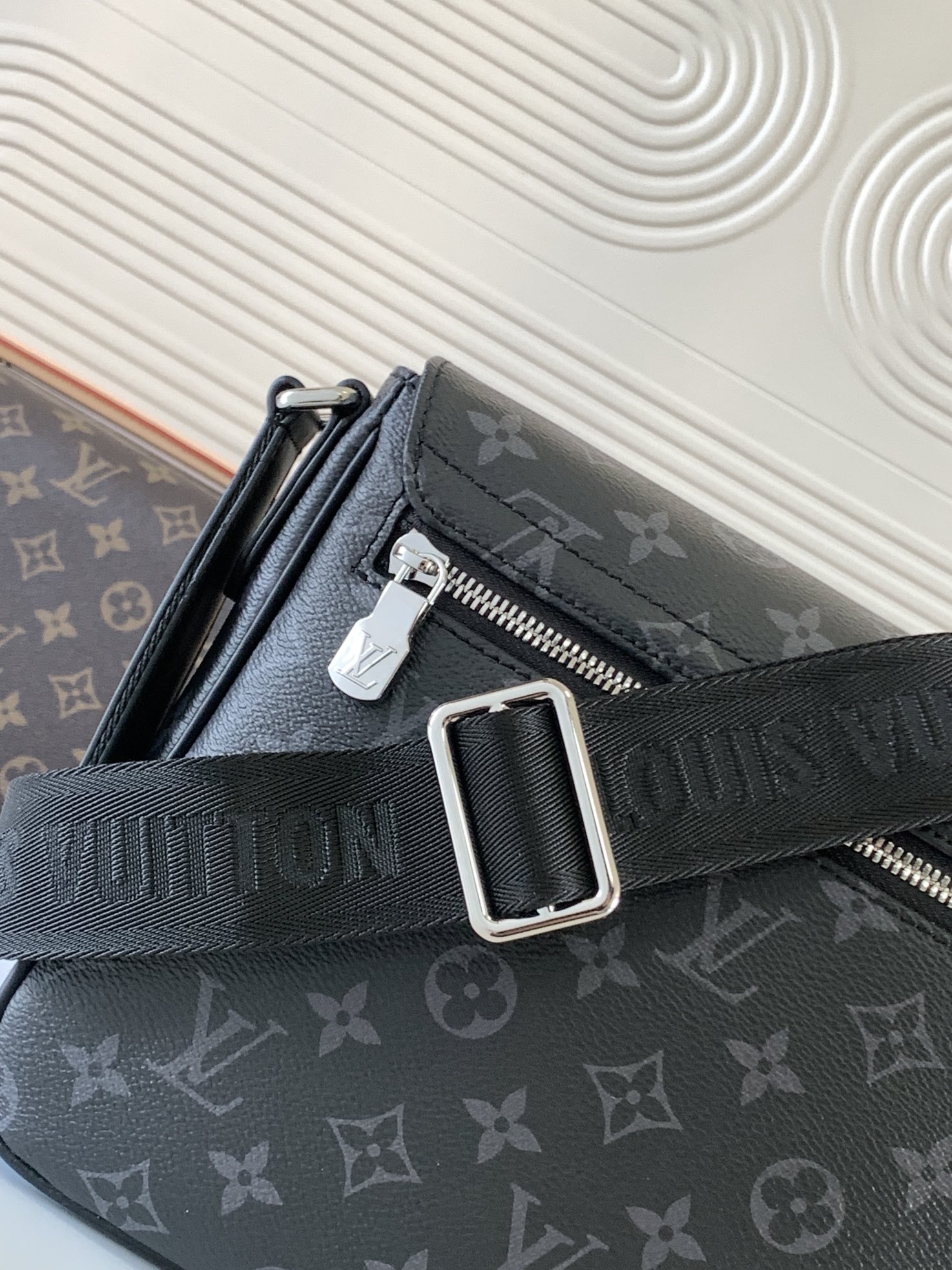 LV郵差包 黑色Monogram高仿斜背包 男士原單復刻款｜歐美奢侈品精品推薦