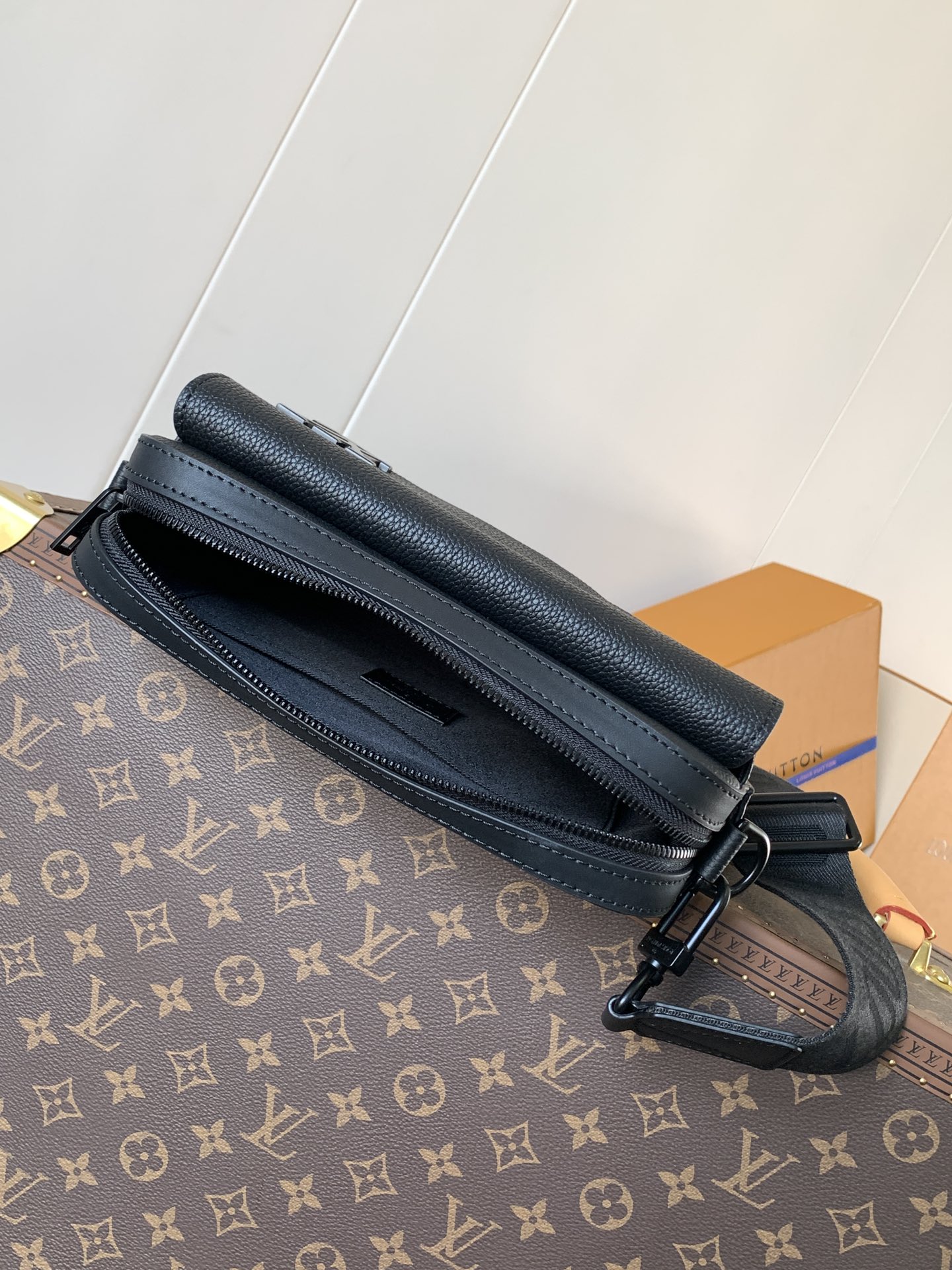 LV黑色郵差包 高仿原單斜背男士小包 肩背真皮復刻款｜歐美奢侈品精品推薦
