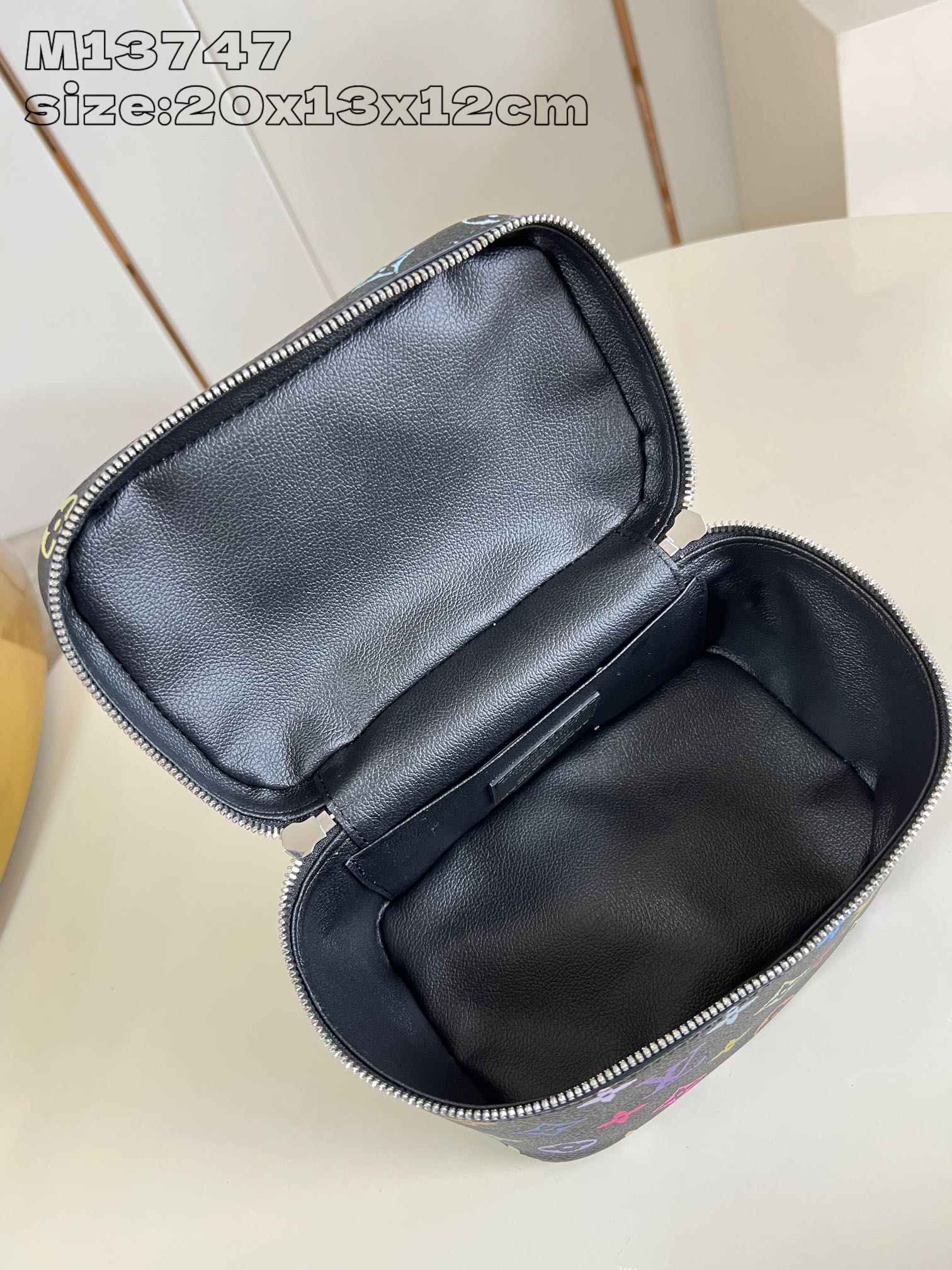 LV黑底彩色Monogram化妝包 高仿原單手提收納包 M13747｜歐美奢侈品精品推薦