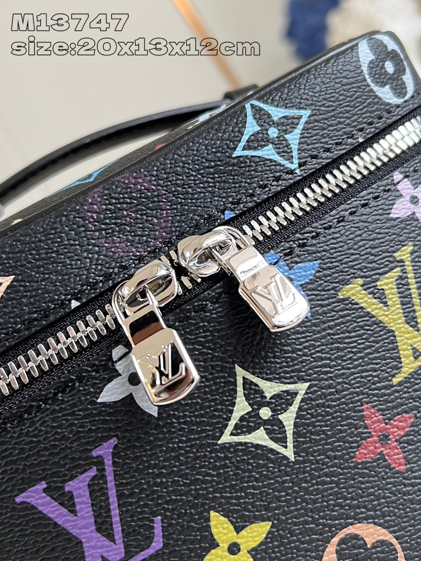 LV黑底彩色Monogram化妝包 高仿原單手提收納包 M13747｜歐美奢侈品精品推薦