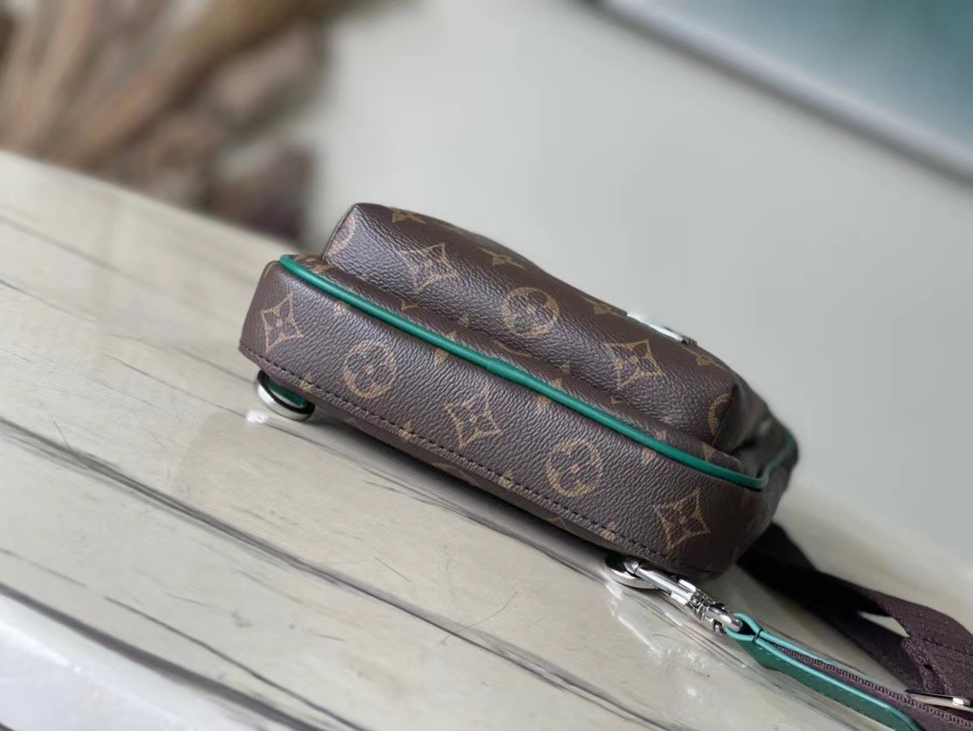 LV斜背胸包 經典Monogram綠邊款 高仿原單男士側背包｜歐美奢侈品精品推薦