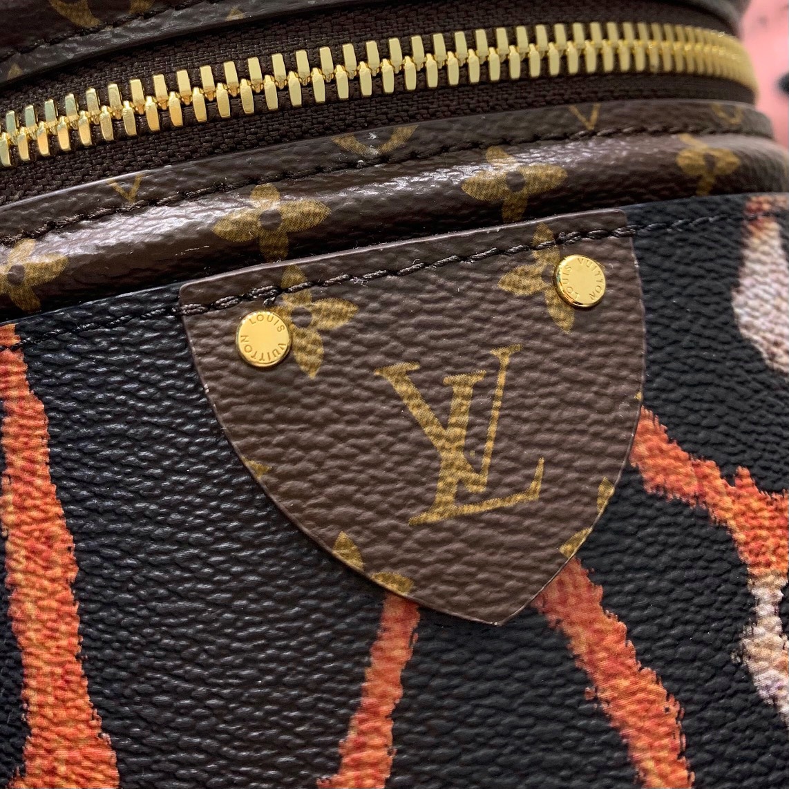 LV M13846圓桶包 手提斜背兩用 高仿原單豹紋設計｜歐美奢侈品精品推薦