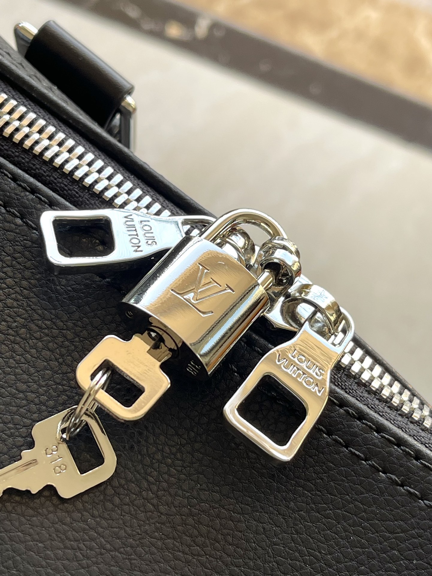 LV一比一旅行袋灰綠帆布配皮革設計大容量出遊首選｜歐美奢侈品精品推薦