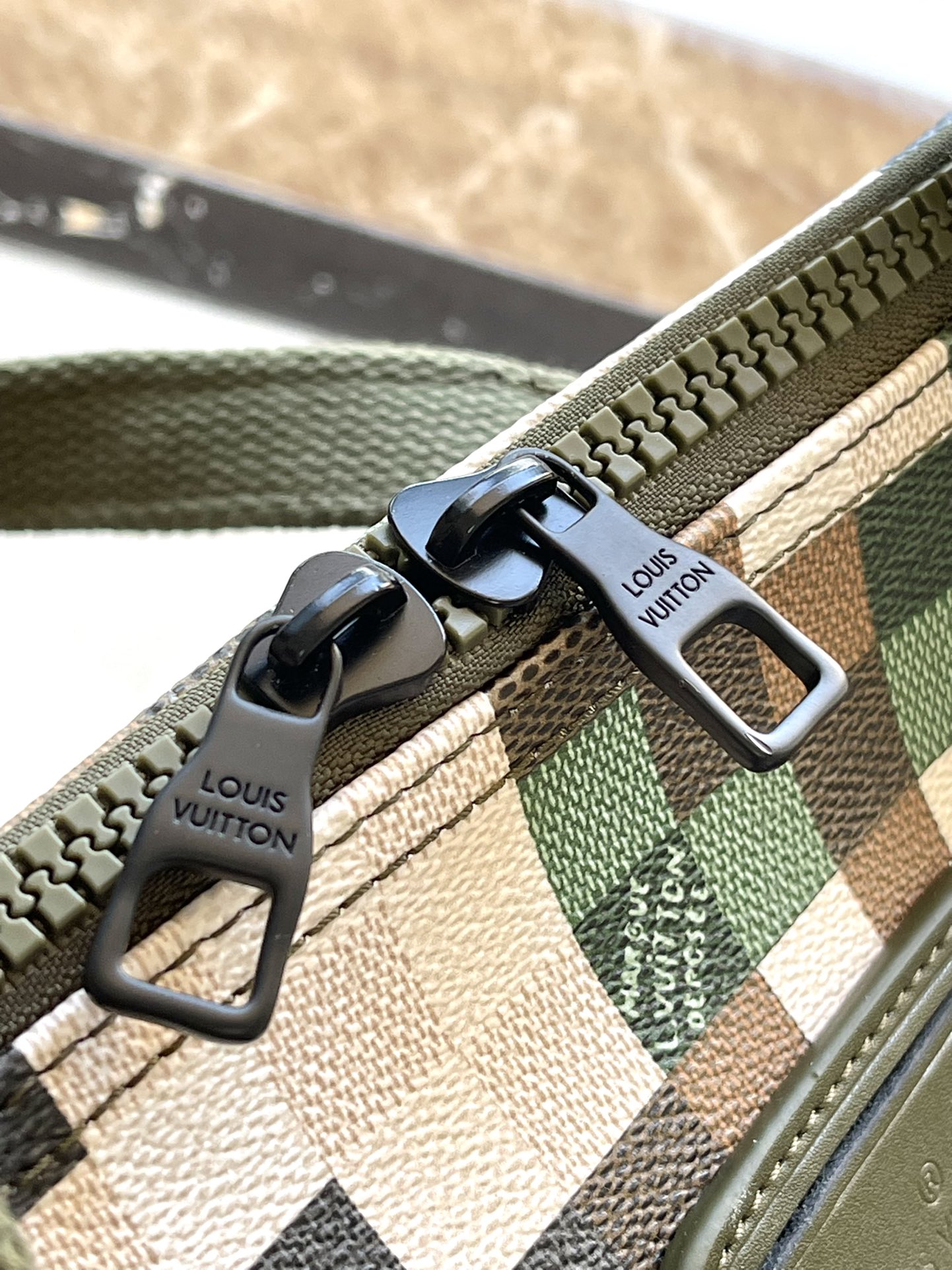 LV精品仿製迷彩方格郵差包潮流斜背款軍事風格設計｜歐美奢侈品精品推薦