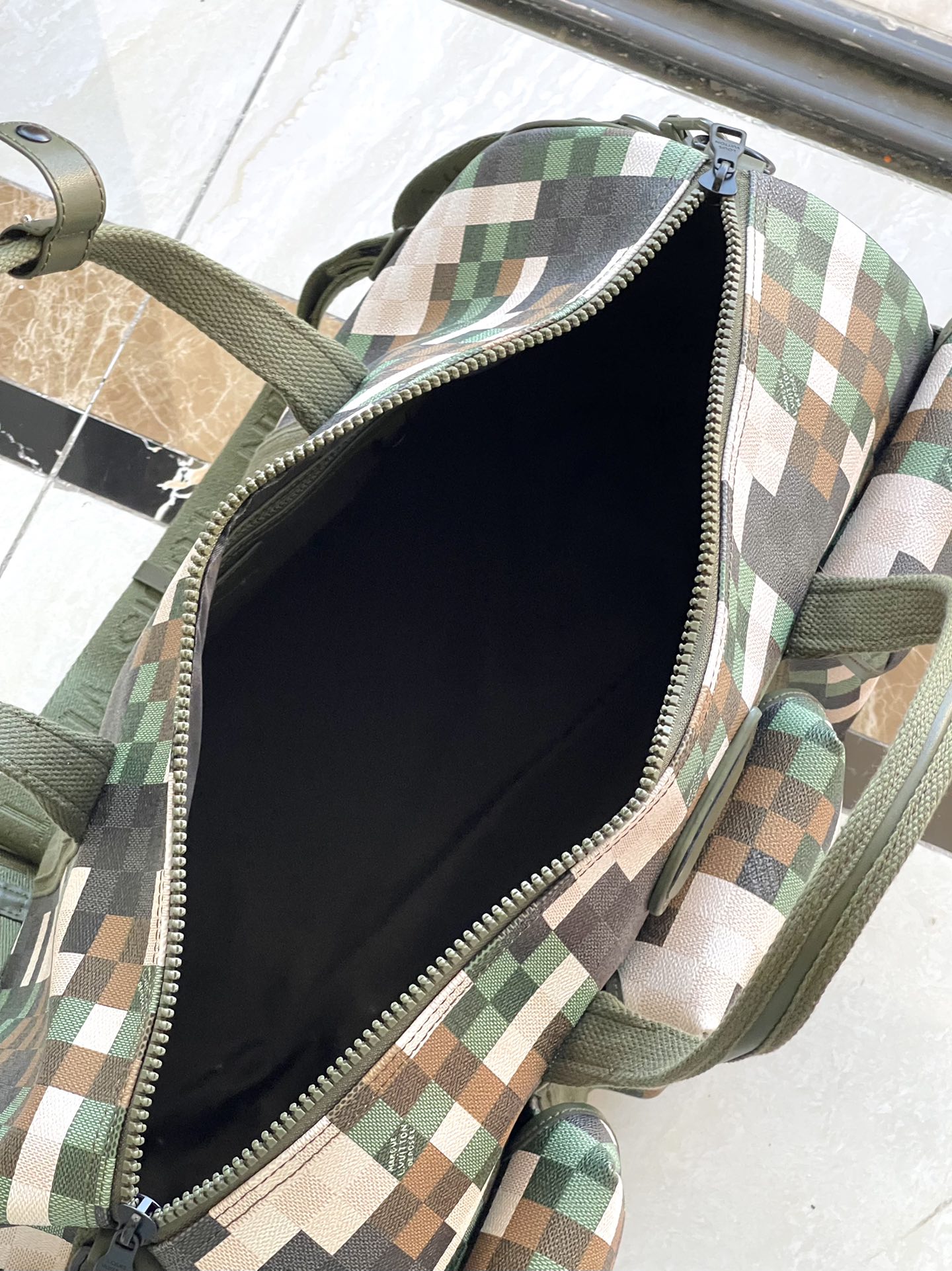 LV精品仿製迷彩方格郵差包潮流斜背款軍事風格設計｜歐美奢侈品精品推薦