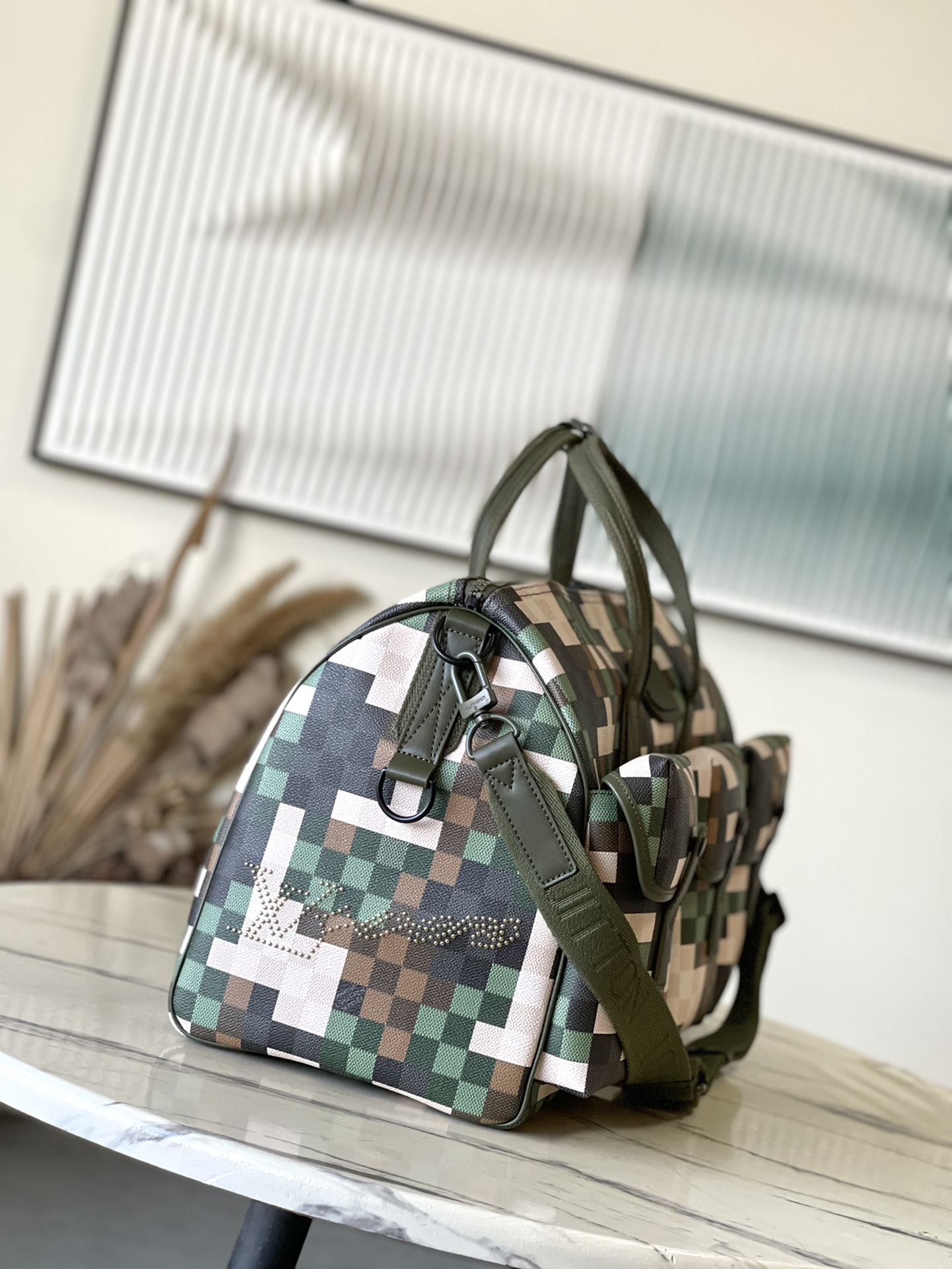 LV精品仿製迷彩方格郵差包潮流斜背款軍事風格設計｜歐美奢侈品精品推薦