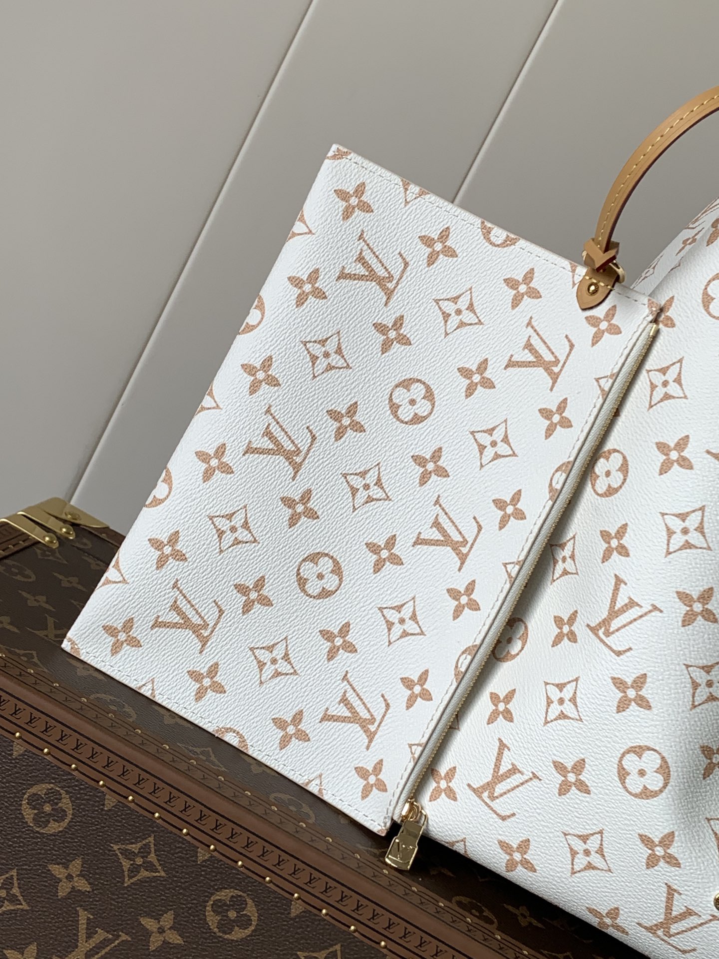 LV原單仿款OnTheGo柔感托特包白底杏色Monogram黑吊牌限量款女用手提包｜歐美奢侈品精品推薦
