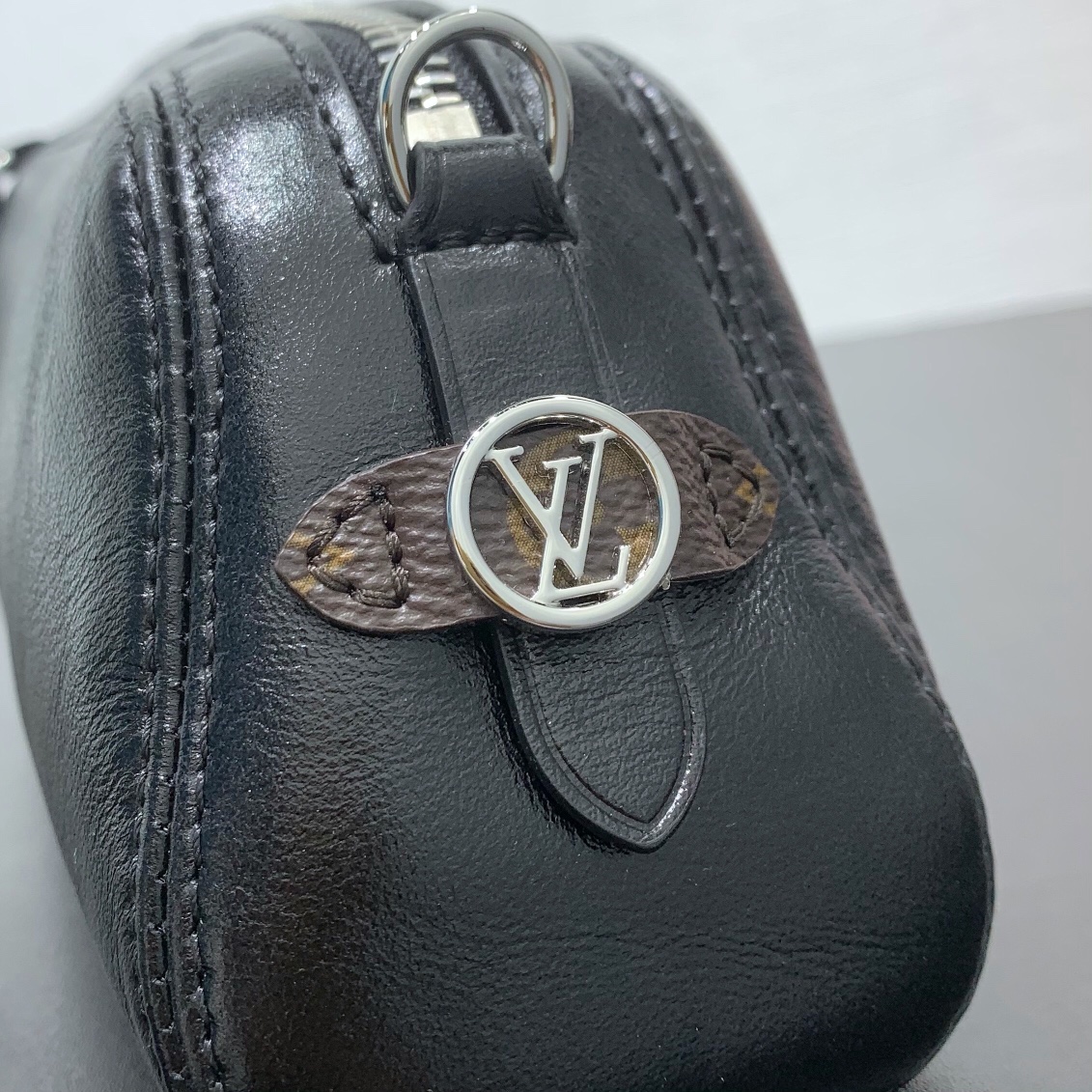 LV高仿黑色鏈條包男用小型斜背款多用途休閒精品推薦｜歐美奢侈品精品推薦
