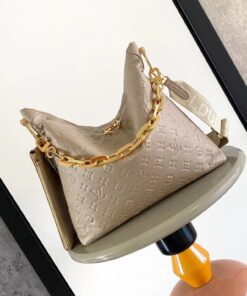 LV高仿壓紋奶油白斜背包輕量帆布肩帶百搭亮眼新色