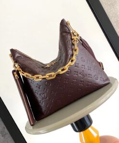 LV頂級原單斜背包酒紅壓紋皮革金鍊裝飾精品復刻推薦