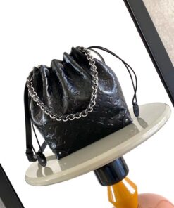 LV A貨抽繩小水桶包黑色壓紋皮革配銀鍊酷感推薦款