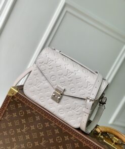 LV精品仿製信封包奶白壓紋皮革銀扣設計感斜背推薦款