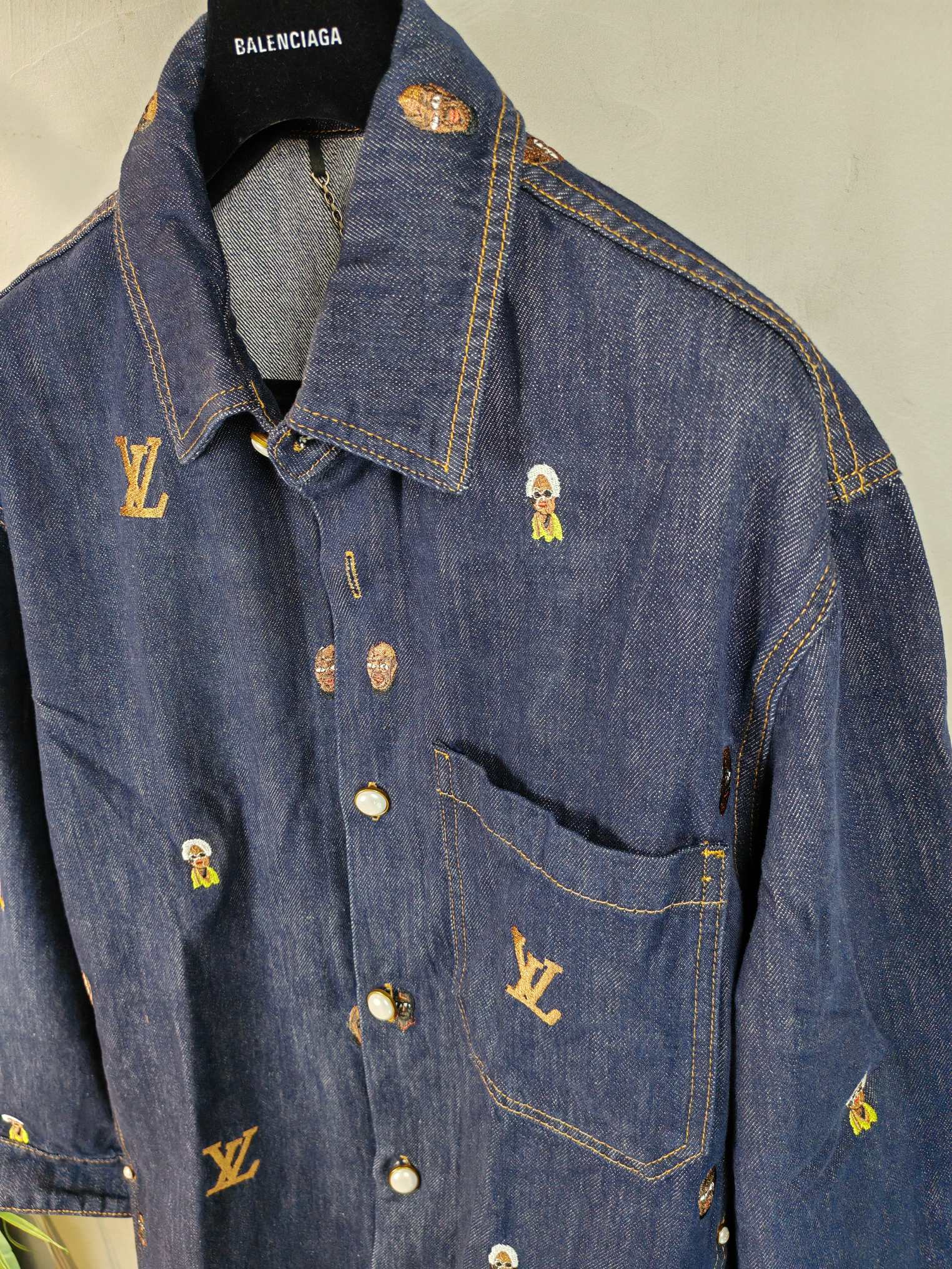 LV高仿刺繡Logo牛仔外套 男士休閒寬版夾克上衣｜歐美奢侈品精品推薦