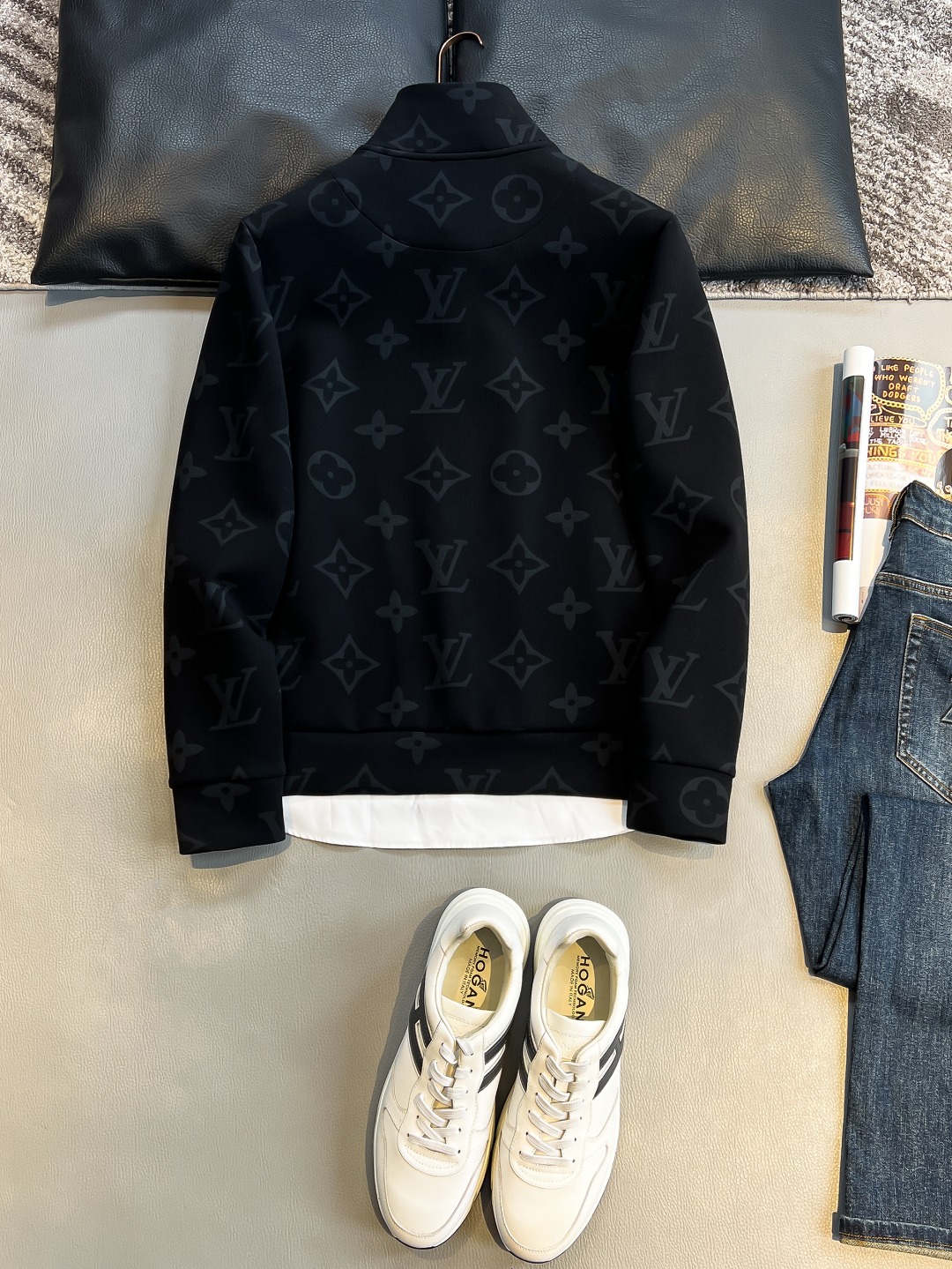 LV高仿壓紋Monogram立領拉鍊外套 黑色休閒運動風夾克｜歐美奢侈品精品推薦