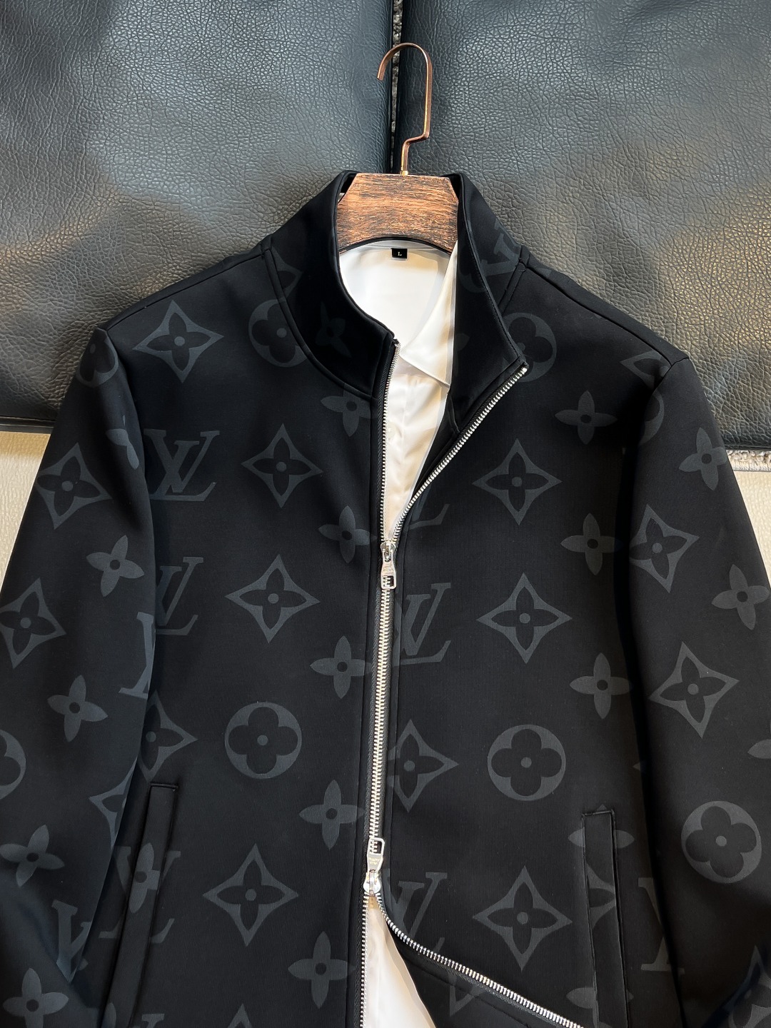 LV高仿壓紋Monogram立領拉鍊外套 黑色休閒運動風夾克｜歐美奢侈品精品推薦