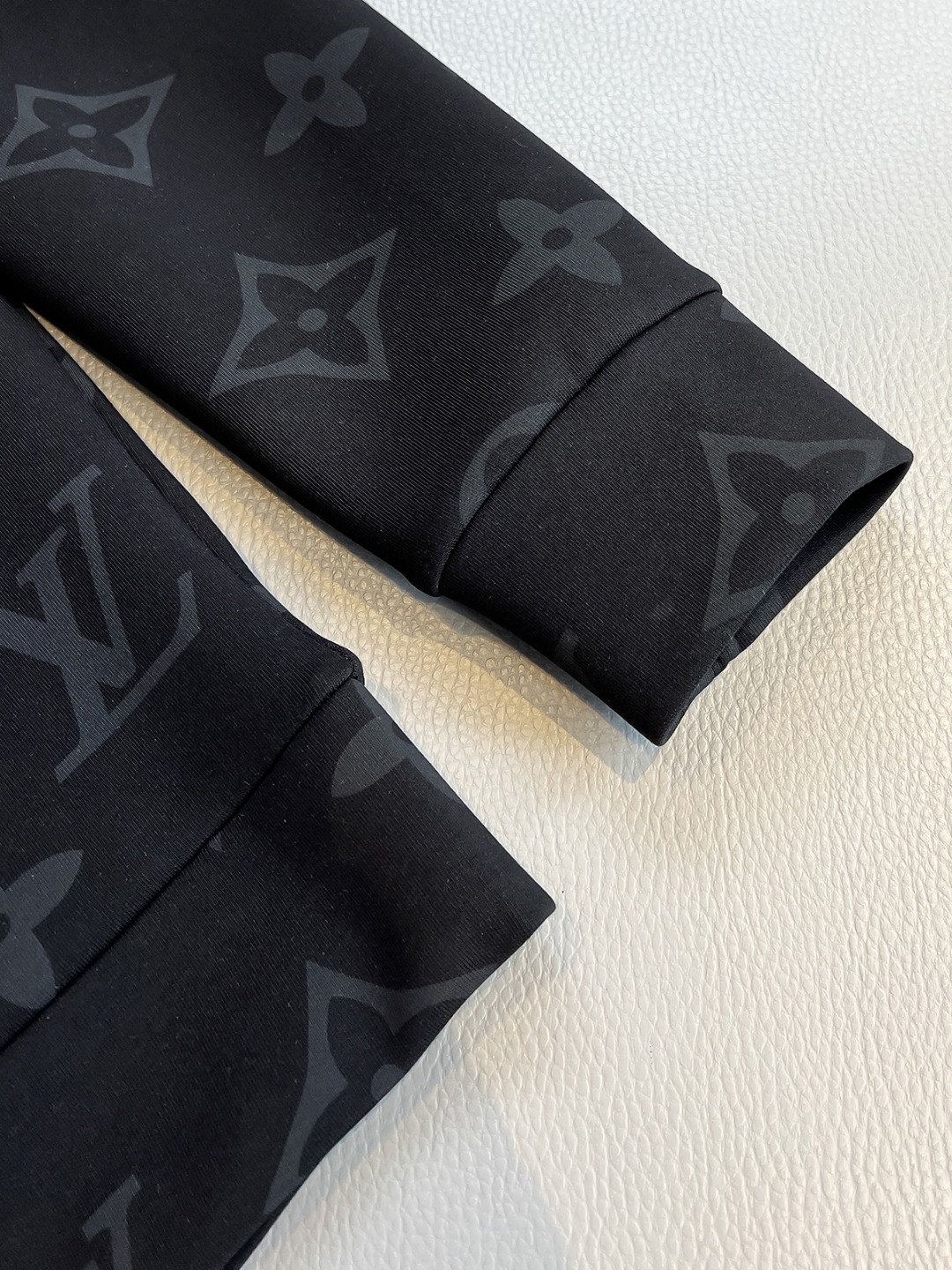 LV高仿壓紋Monogram立領拉鍊外套 黑色休閒運動風夾克｜歐美奢侈品精品推薦