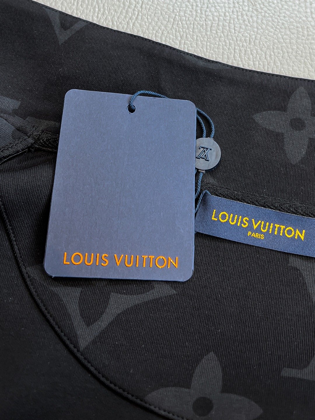 LV高仿壓紋Monogram立領拉鍊外套 黑色休閒運動風夾克｜歐美奢侈品精品推薦