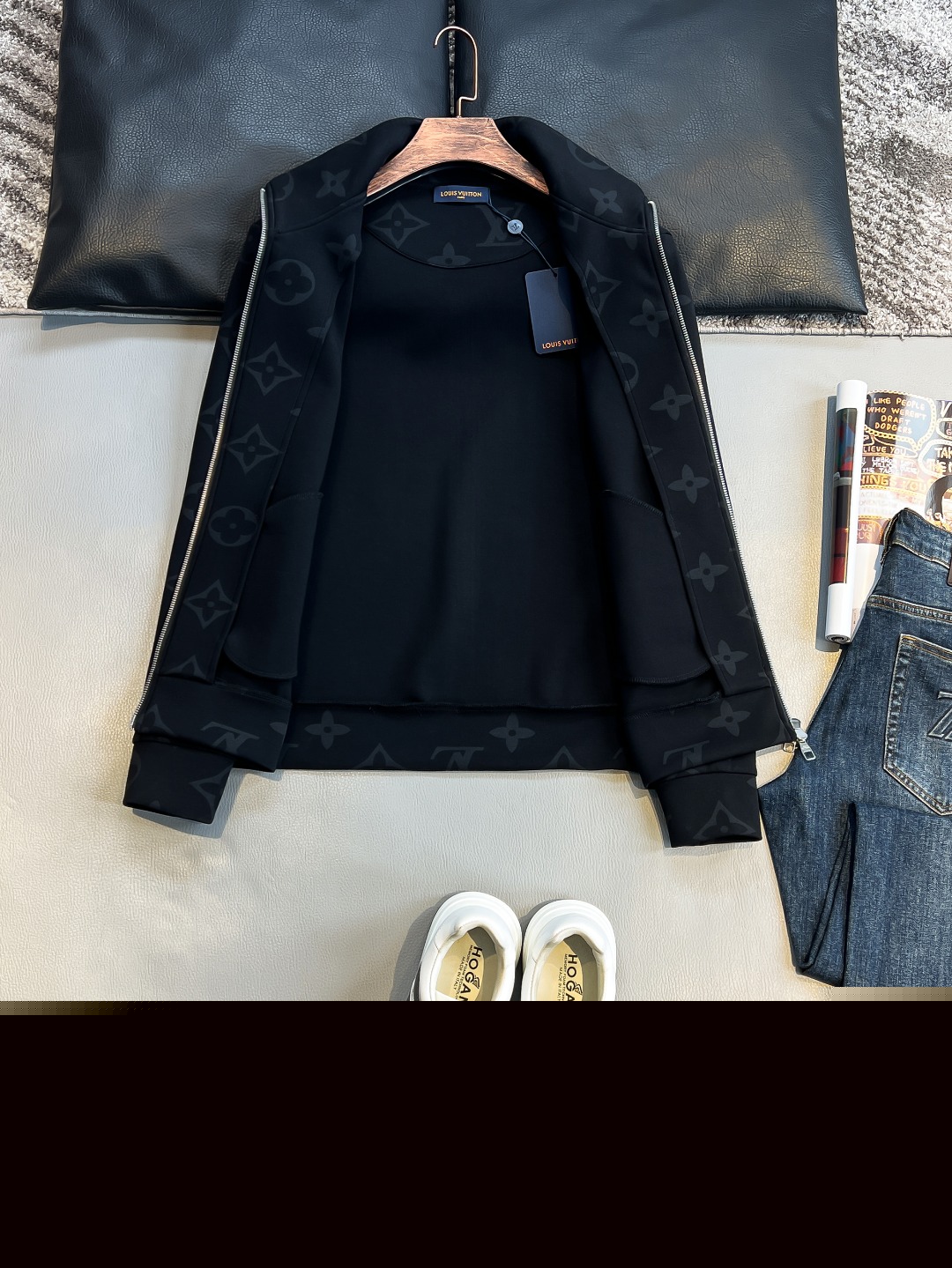 LV高仿壓紋Monogram立領拉鍊外套 黑色休閒運動風夾克｜歐美奢侈品精品推薦