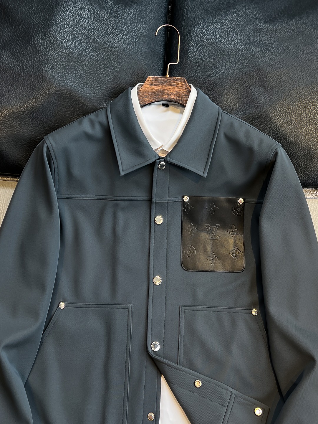 LV高仿墨灰皮革口袋外套 Monogram壓紋拼接男士夾克｜歐美奢侈品精品推薦