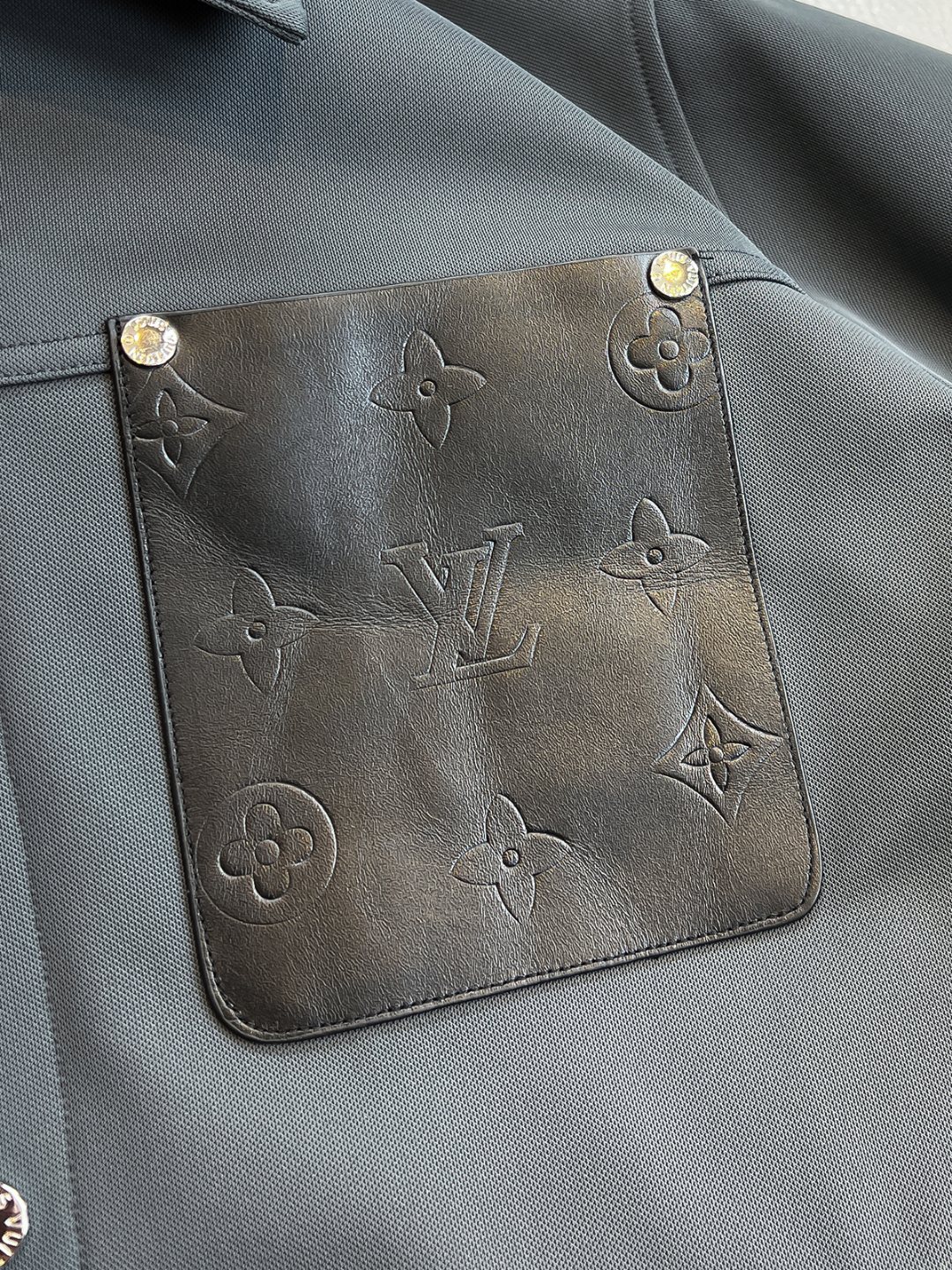 LV高仿墨灰皮革口袋外套 Monogram壓紋拼接男士夾克｜歐美奢侈品精品推薦