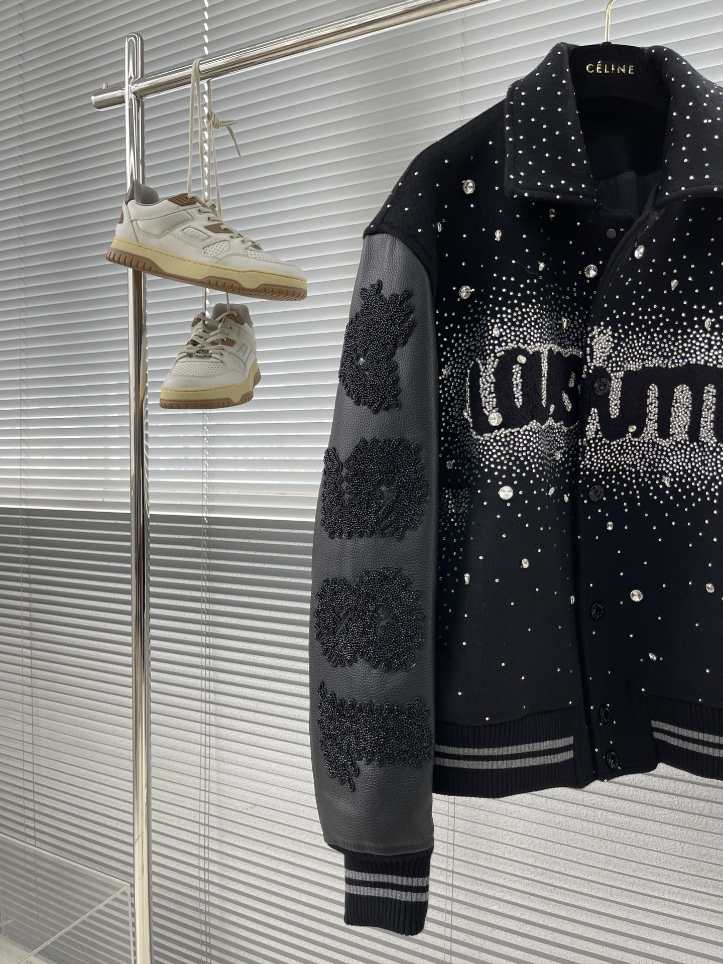 LV高仿滿鑽拼皮棒球外套 男士毛呢刺繡拼接夾克 黑灰色｜歐美奢侈品精品推薦