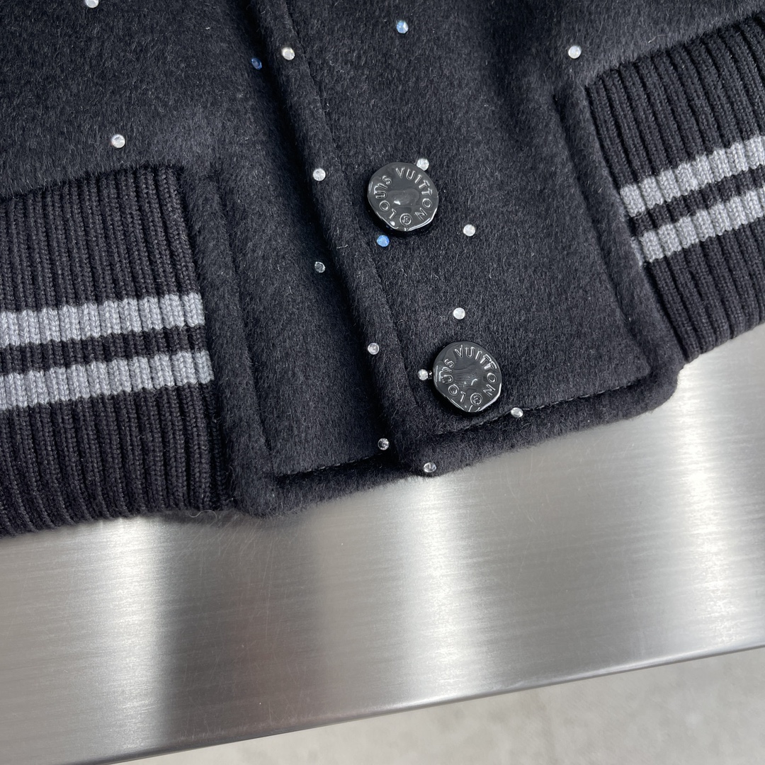 LV高仿滿鑽拼皮棒球外套 男士毛呢刺繡拼接夾克 黑灰色｜歐美奢侈品精品推薦