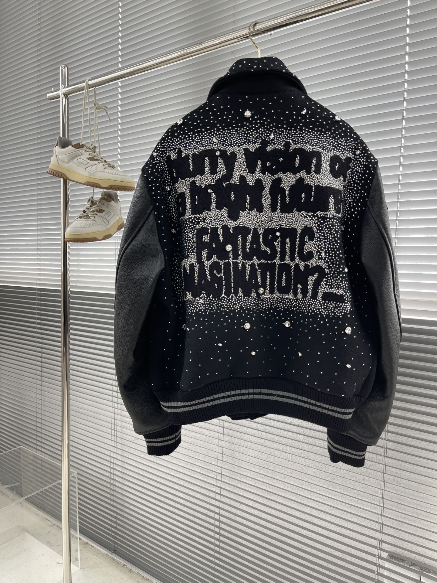 LV高仿滿鑽拼皮棒球外套 男士毛呢刺繡拼接夾克 黑灰色｜歐美奢侈品精品推薦