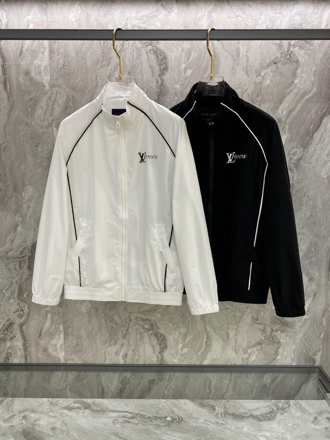 LV高仿白色防風外套 輕薄連帽立領運動夾克 男士休閒風衣｜歐美奢侈品精品推薦