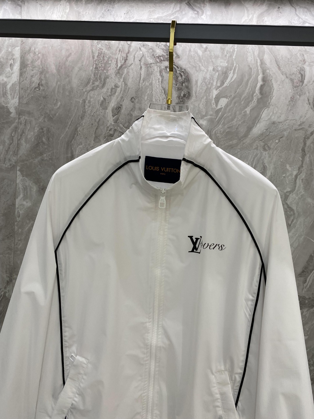 LV高仿白色防風外套 輕薄連帽立領運動夾克 男士休閒風衣｜歐美奢侈品精品推薦
