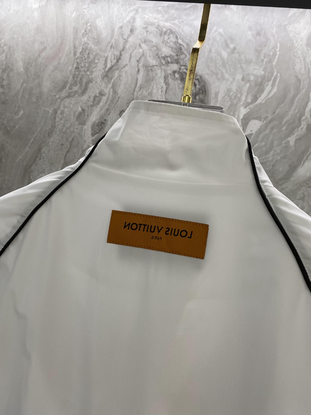 LV高仿白色防風外套 輕薄連帽立領運動夾克 男士休閒風衣｜歐美奢侈品精品推薦