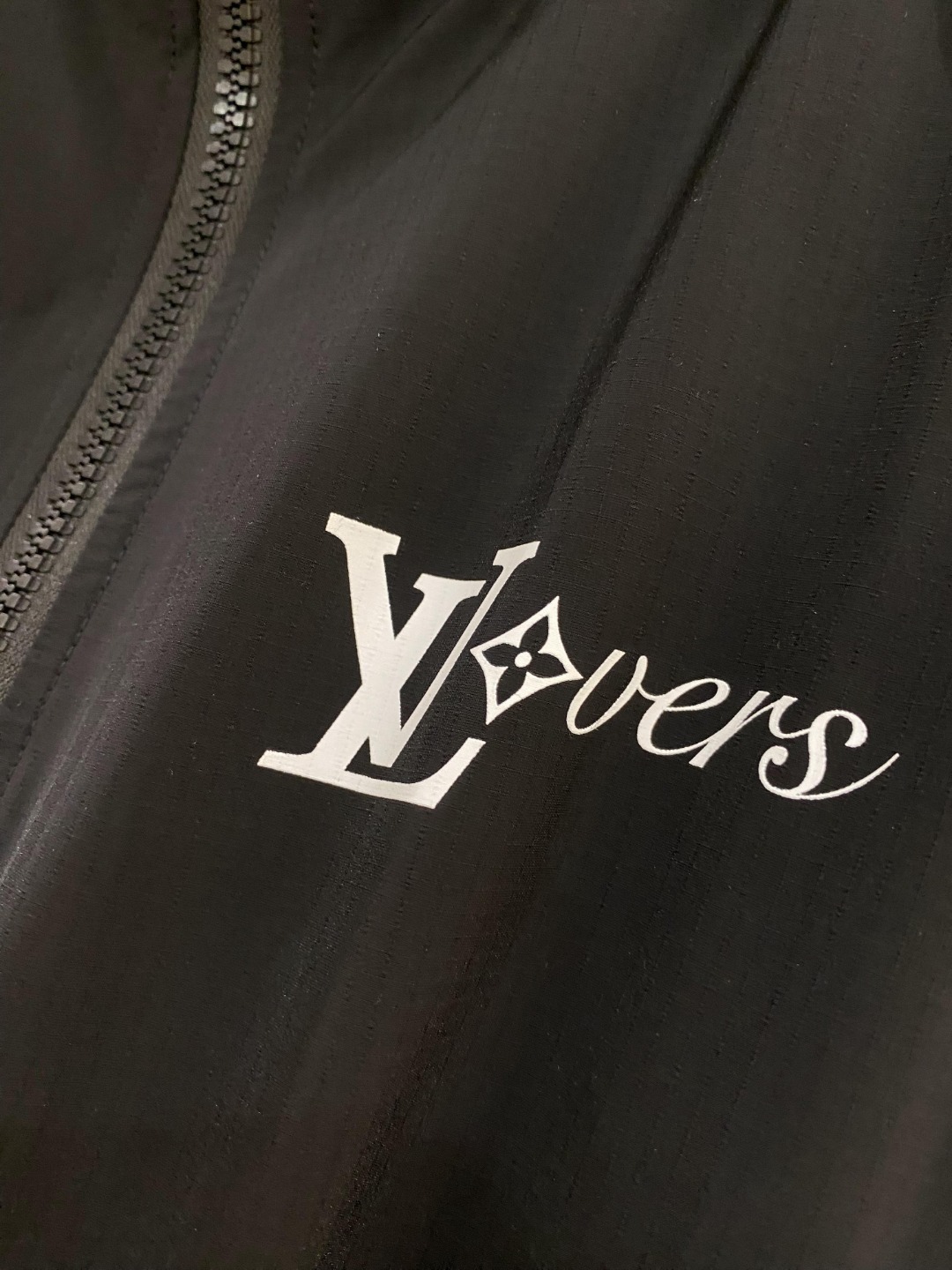 LV高仿黑色防風外套 男款輕薄連帽夾克 運動風拉鍊外套｜歐美奢侈品精品推薦