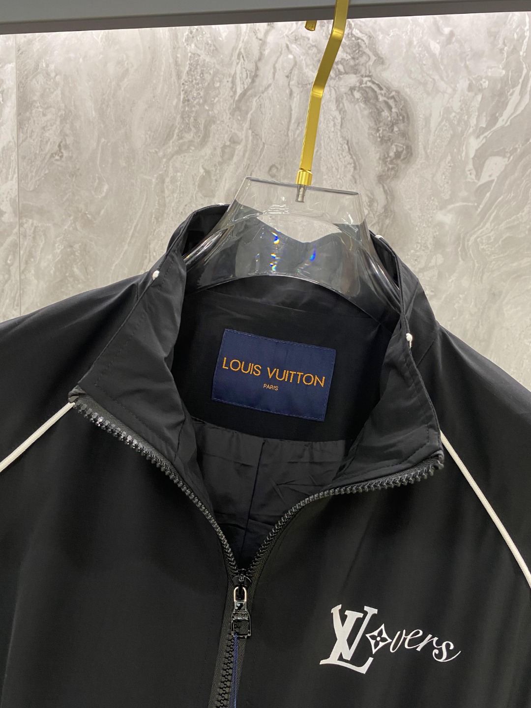 LV高仿黑色防風外套 男款輕薄連帽夾克 運動風拉鍊外套｜歐美奢侈品精品推薦
