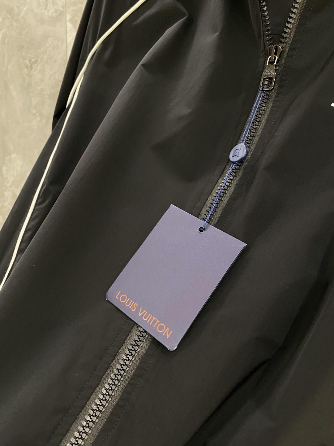 LV高仿黑色防風外套 男款輕薄連帽夾克 運動風拉鍊外套｜歐美奢侈品精品推薦