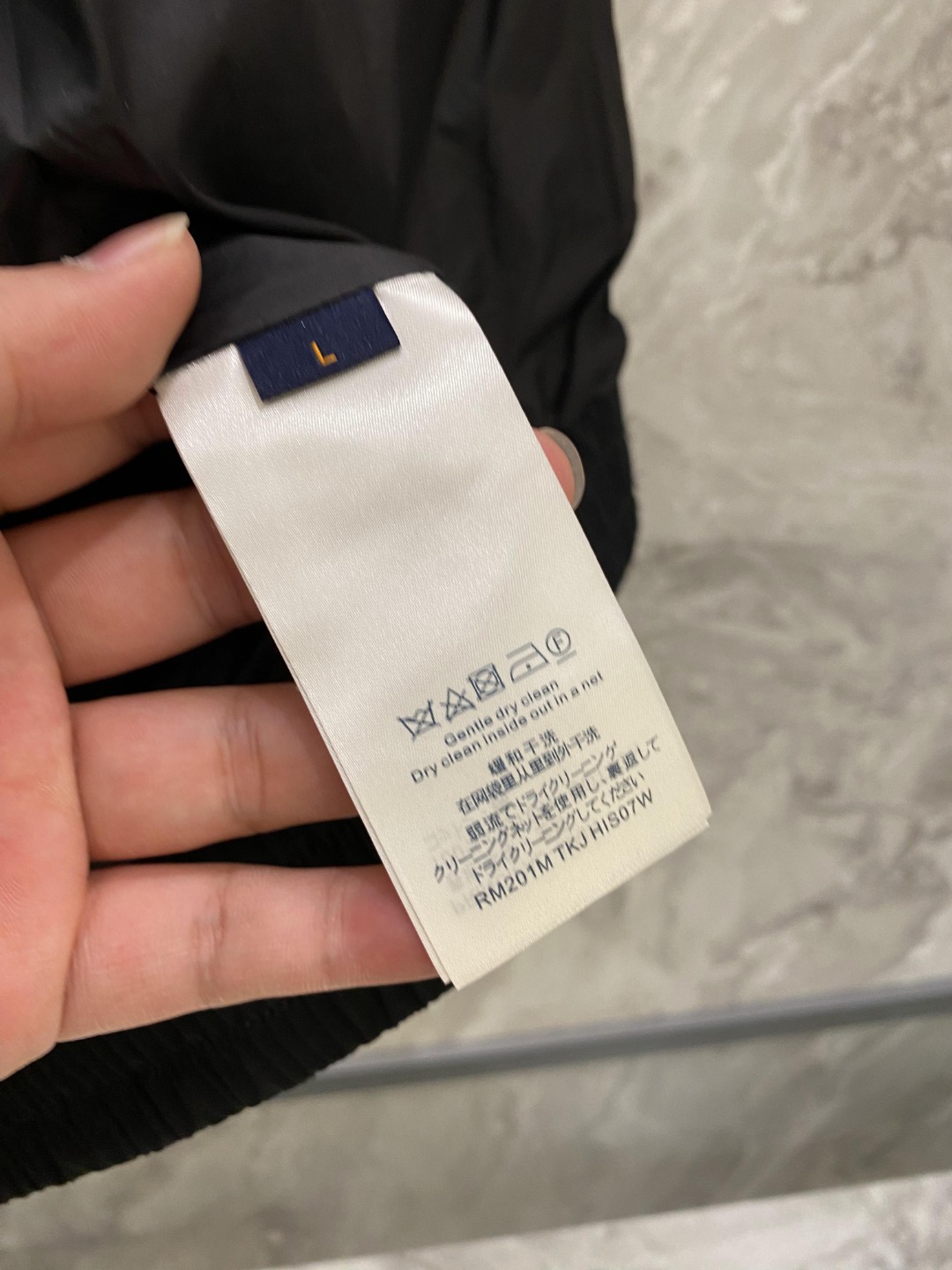 LV高仿黑色防風外套 男款輕薄連帽夾克 運動風拉鍊外套|超A仿原單精品圖片 13 LV高仿黑色防風外套 男款輕薄連帽夾克 運動風拉鍊外套|歐美奢侈品精品推薦