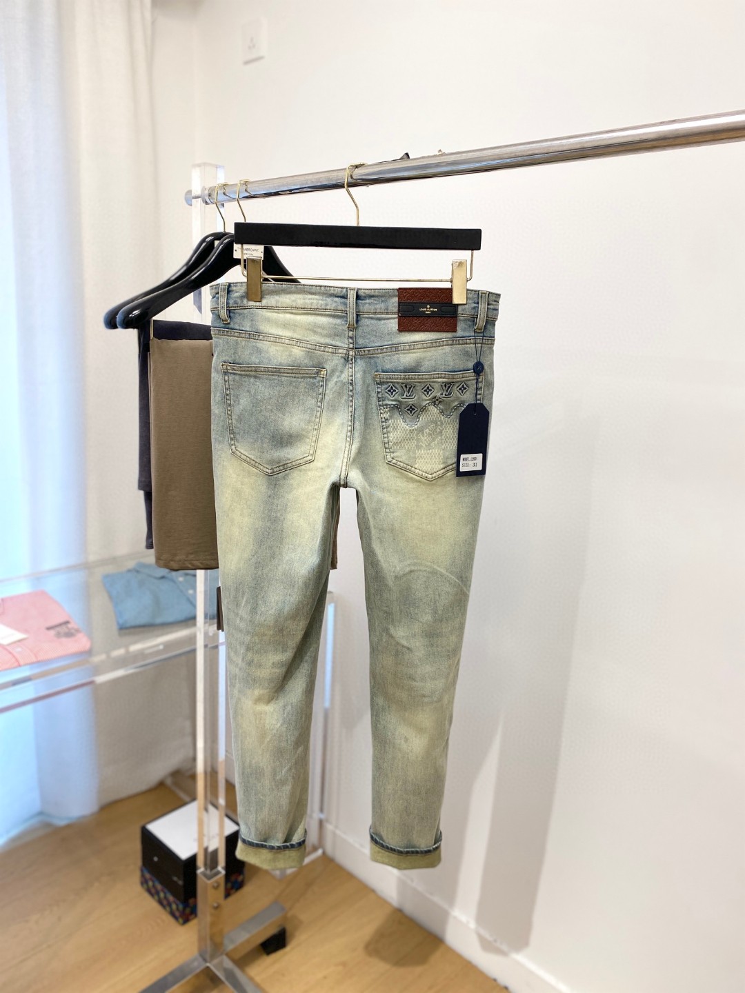 LV高仿男士水洗牛仔褲 後袋老花刺繡精品丹寧長褲｜歐美奢侈品精品推薦