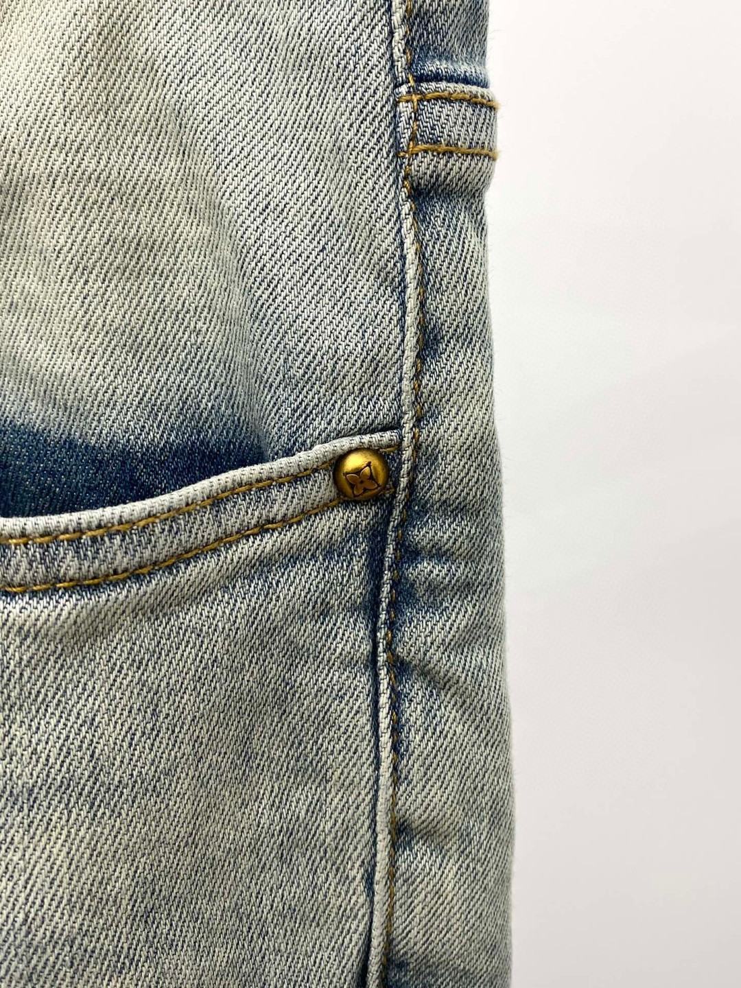 LV高仿男士水洗牛仔褲 後袋老花刺繡精品丹寧長褲｜歐美奢侈品精品推薦
