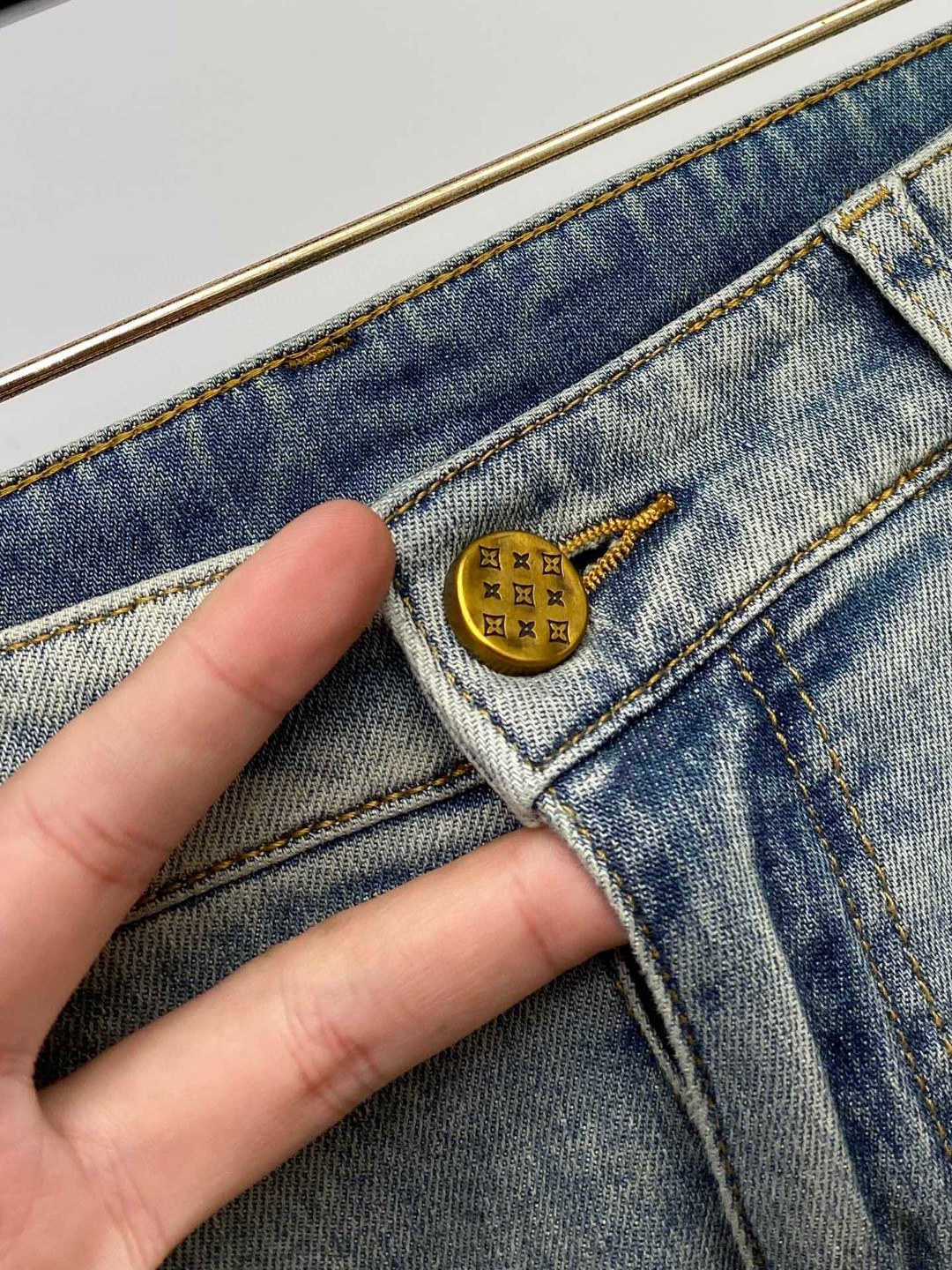 LV高仿男士水洗牛仔褲 後袋老花刺繡精品丹寧長褲｜歐美奢侈品精品推薦