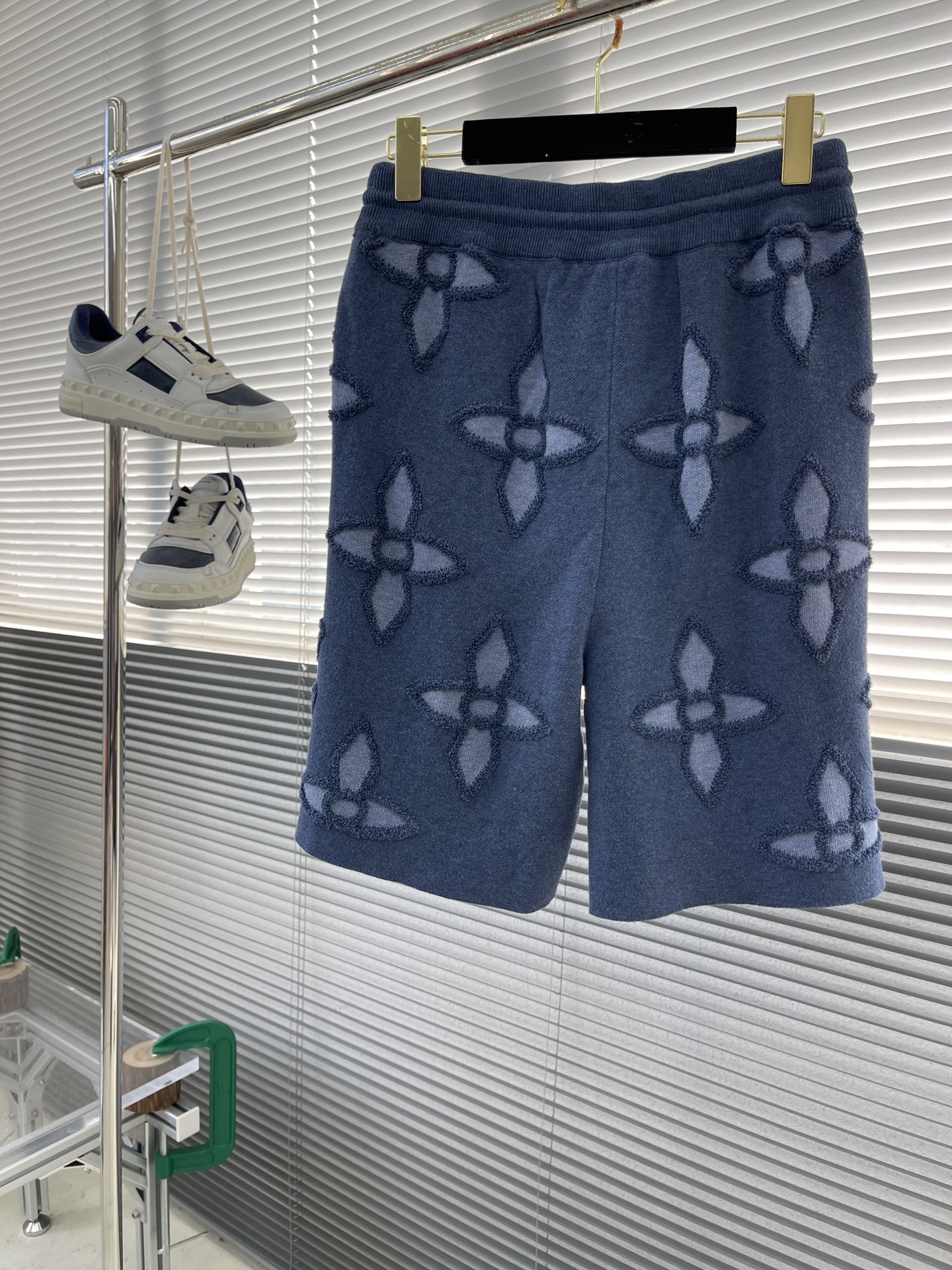 LV高仿花卉短褲設計感出眾 百搭休閒短褲必備款|超A仿原單精品圖片 13 LV高仿花卉短褲設計感出眾 百搭休閒短褲必備款|歐美奢侈品精品推薦