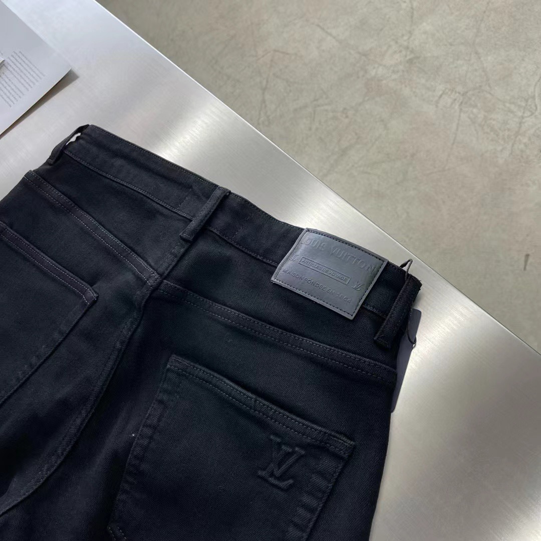 LV高仿經典Logo壓花牛仔褲 復古潮流百搭牛仔風格｜歐美奢侈品精品推薦
