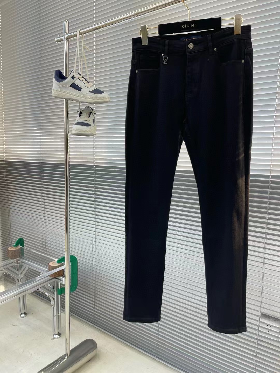 LV高仿經典Logo壓花牛仔褲 復古潮流百搭牛仔風格｜歐美奢侈品精品推薦