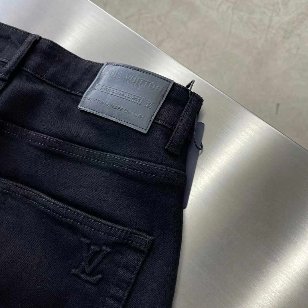 LV高仿經典Logo壓花牛仔褲 復古潮流百搭牛仔風格｜歐美奢侈品精品推薦