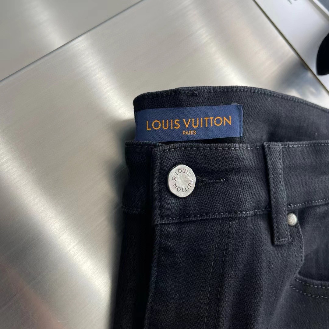 LV高仿經典Logo壓花牛仔褲 復古潮流百搭牛仔風格｜歐美奢侈品精品推薦